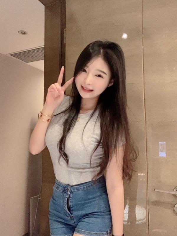 娇小大二学生Kassandra