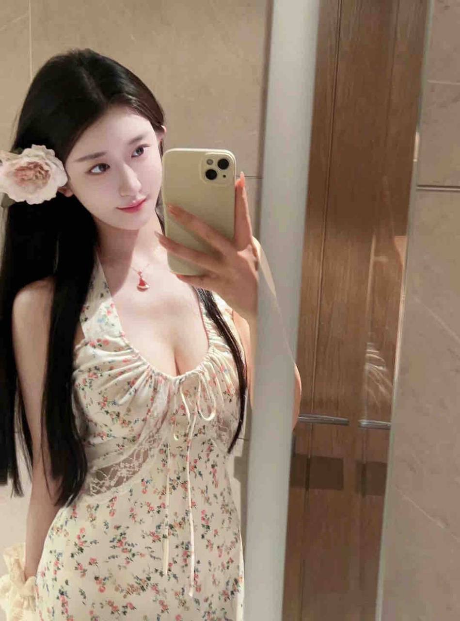 唇红齿白美女Orina