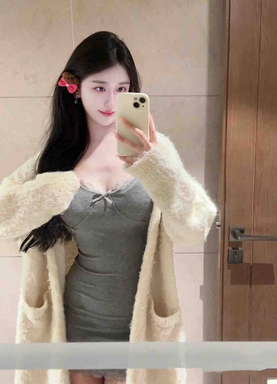 唇红齿白美女Orina