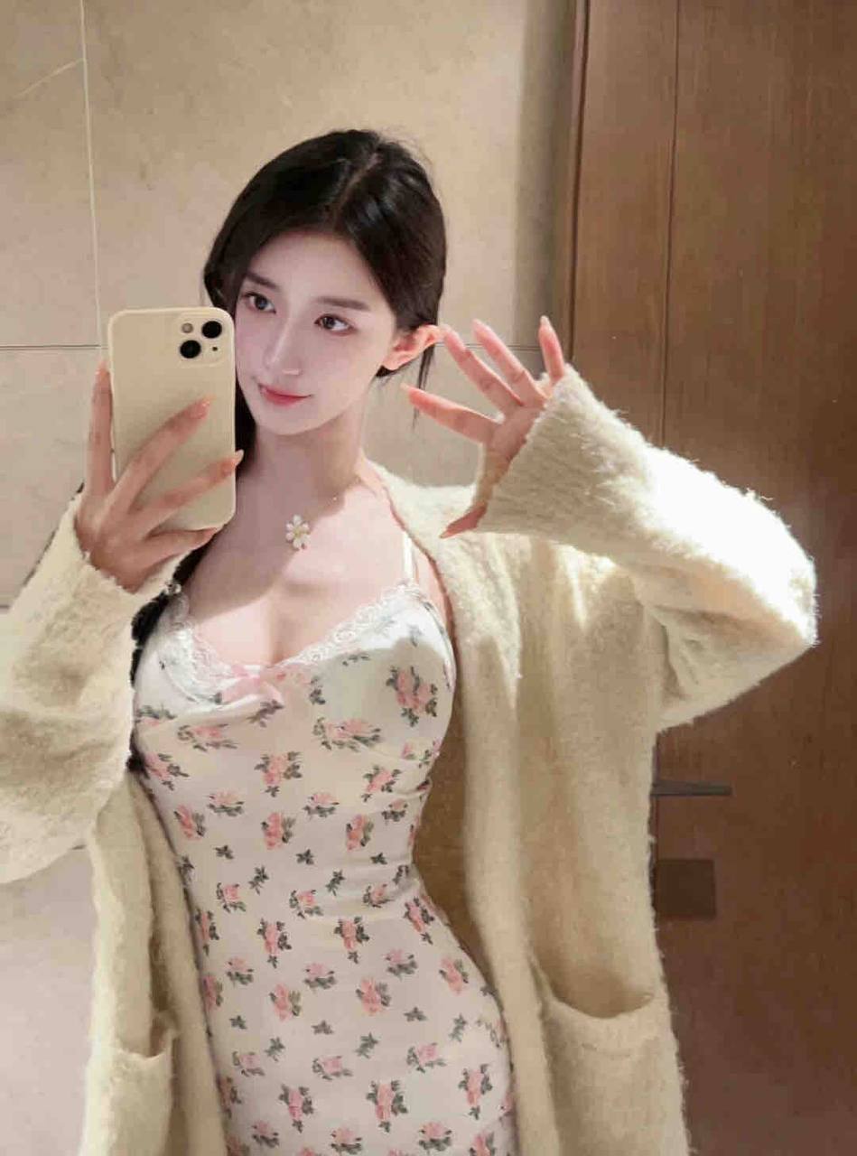 唇红齿白美女Orina