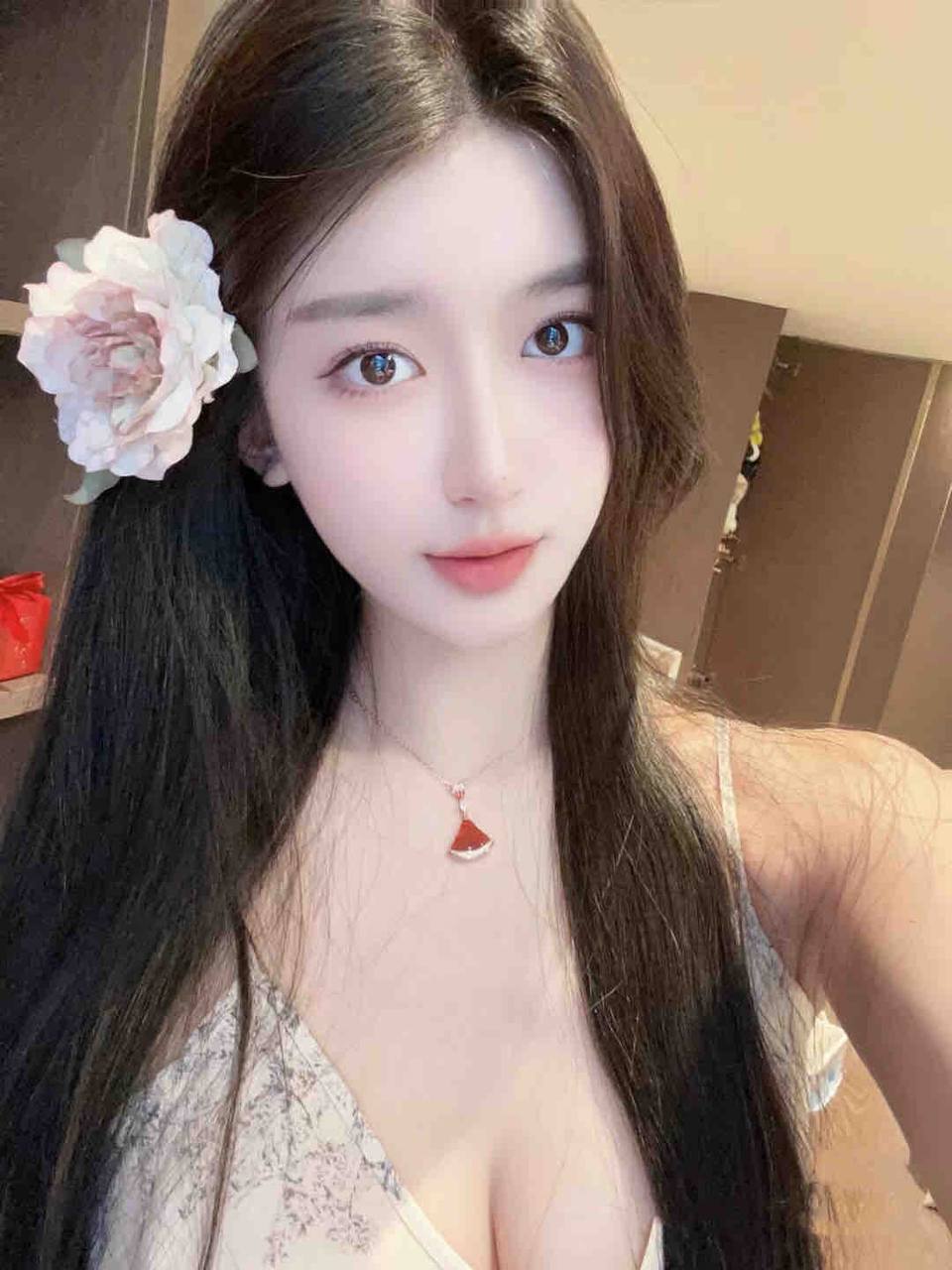唇红齿白美女Orina