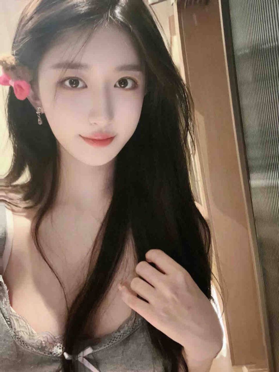 唇红齿白美女Orina