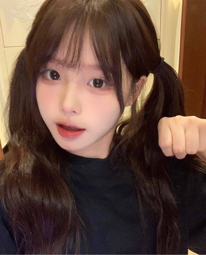 双马尾萌妹馨月月