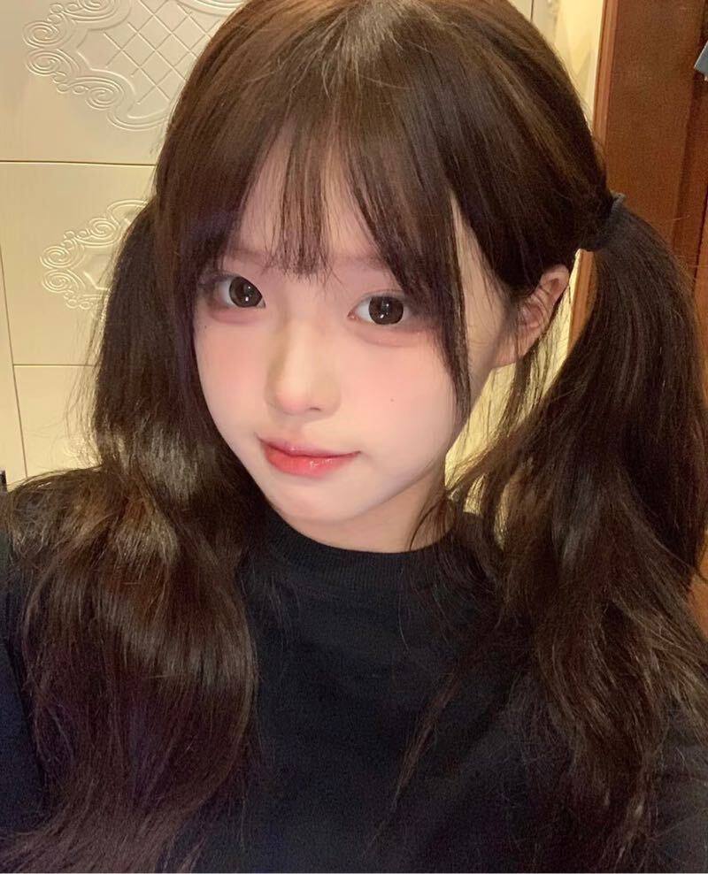 双马尾萌妹馨月月