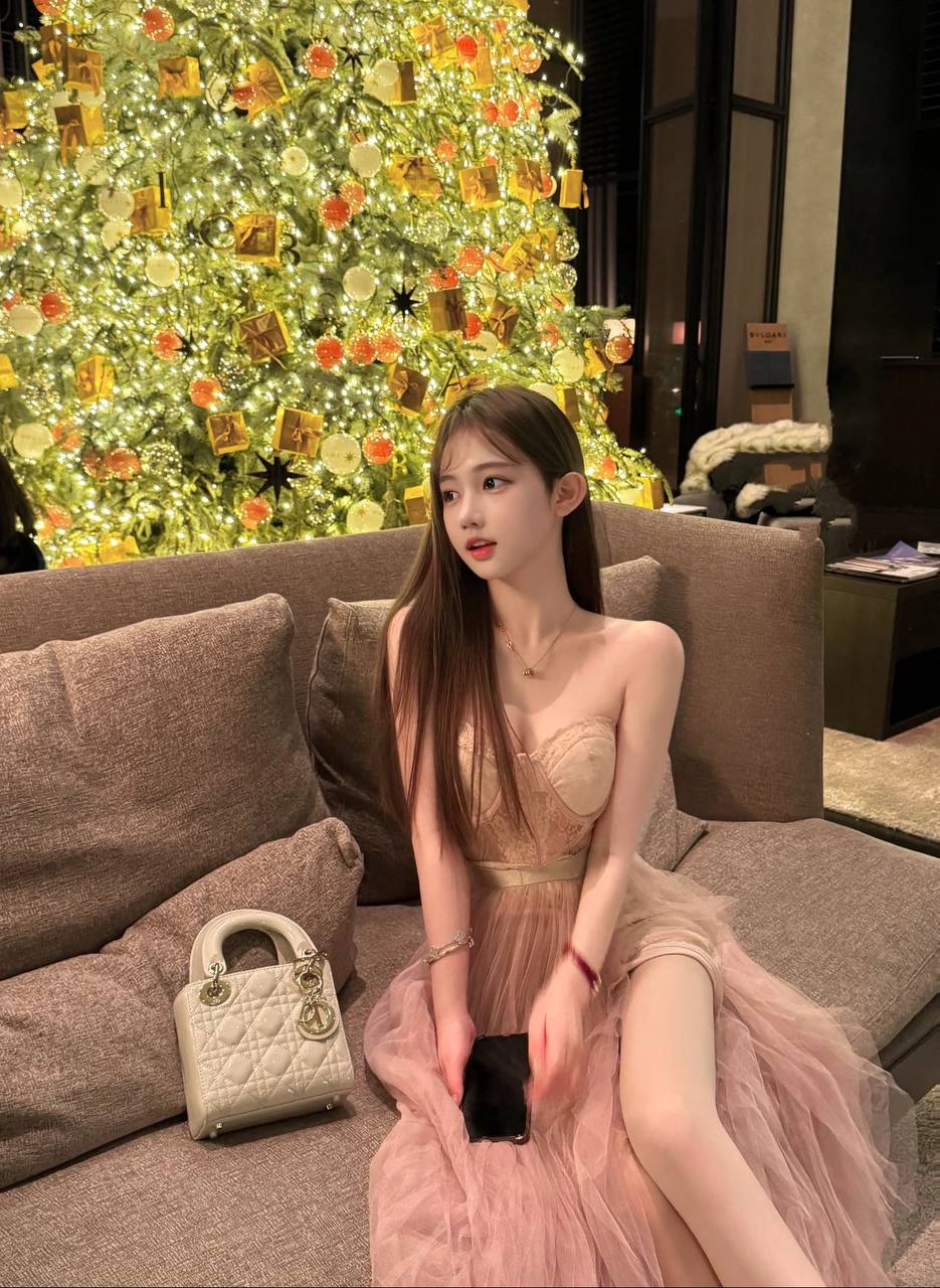 大二艺术生芷恩