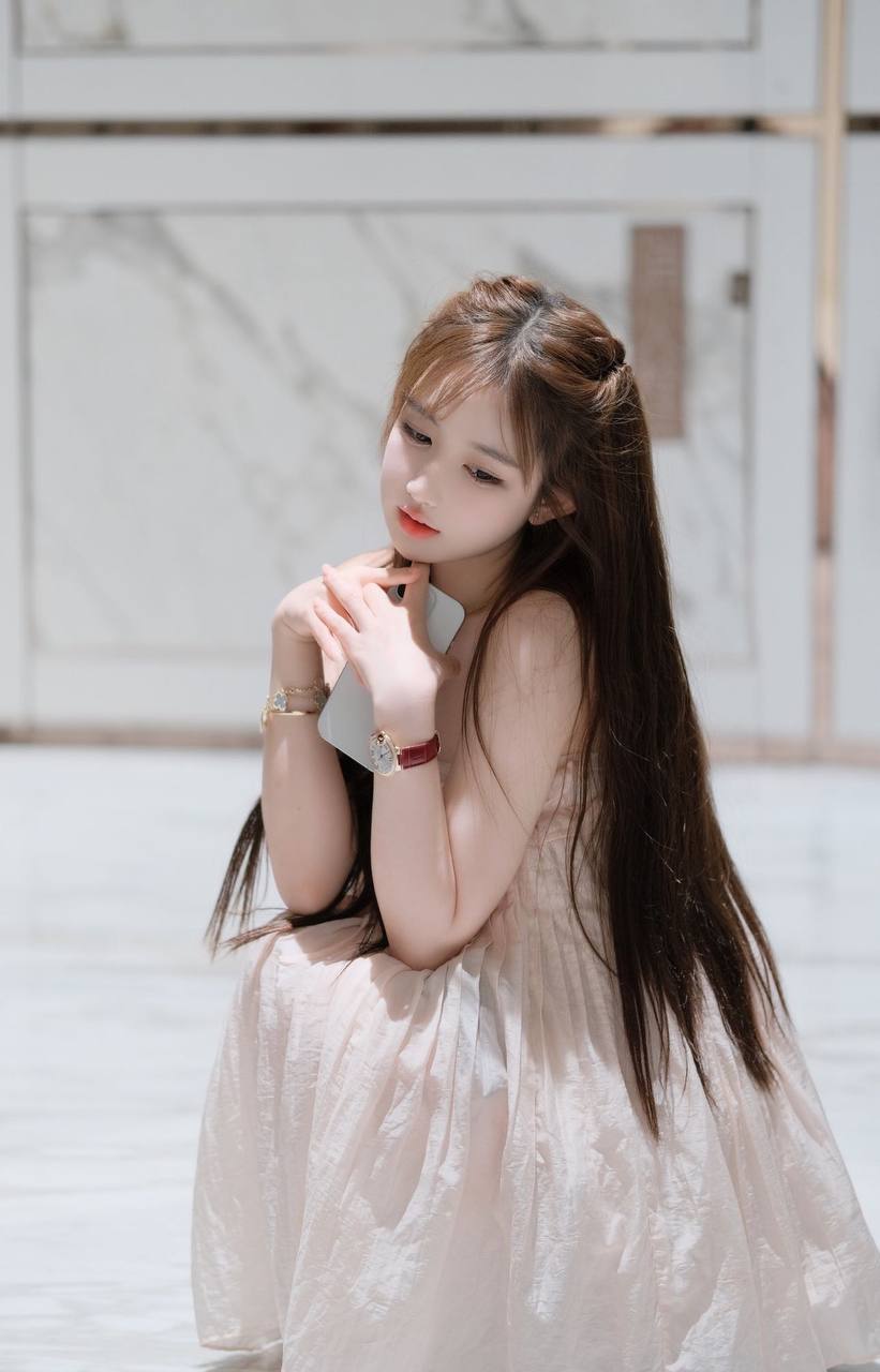 大二艺术生芷恩