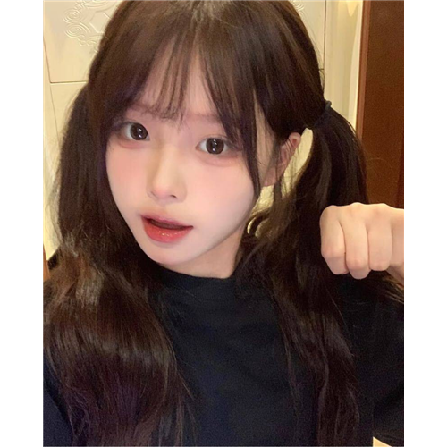 双马尾萌妹馨月月